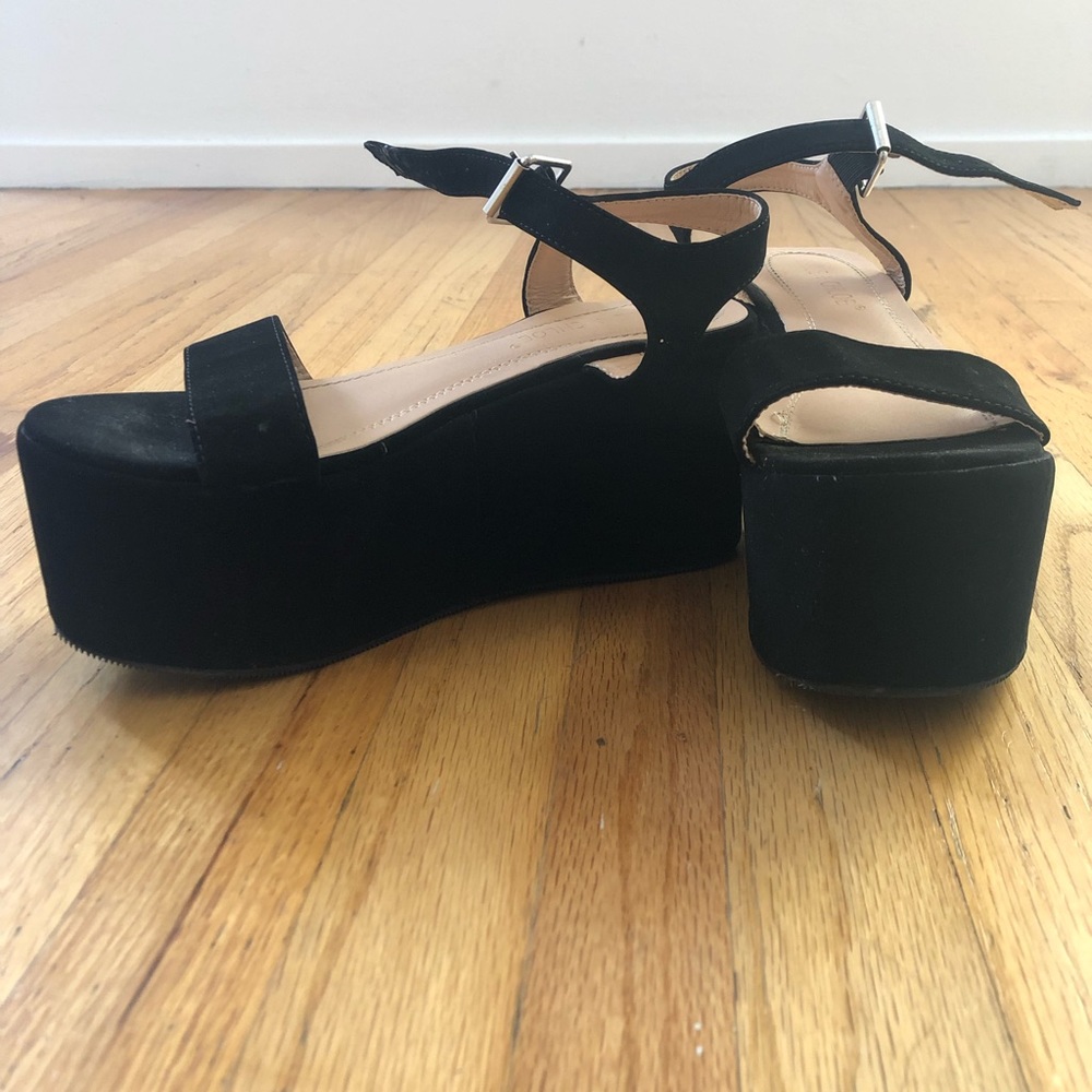 Black platform chunks